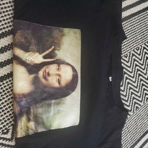 Mona Lisa peace sign tee shirt